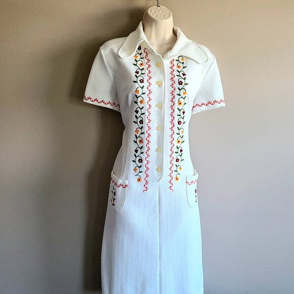 Vintage 1960s white Midi dress with embroidery and front pockets. - Picture 2 of 7